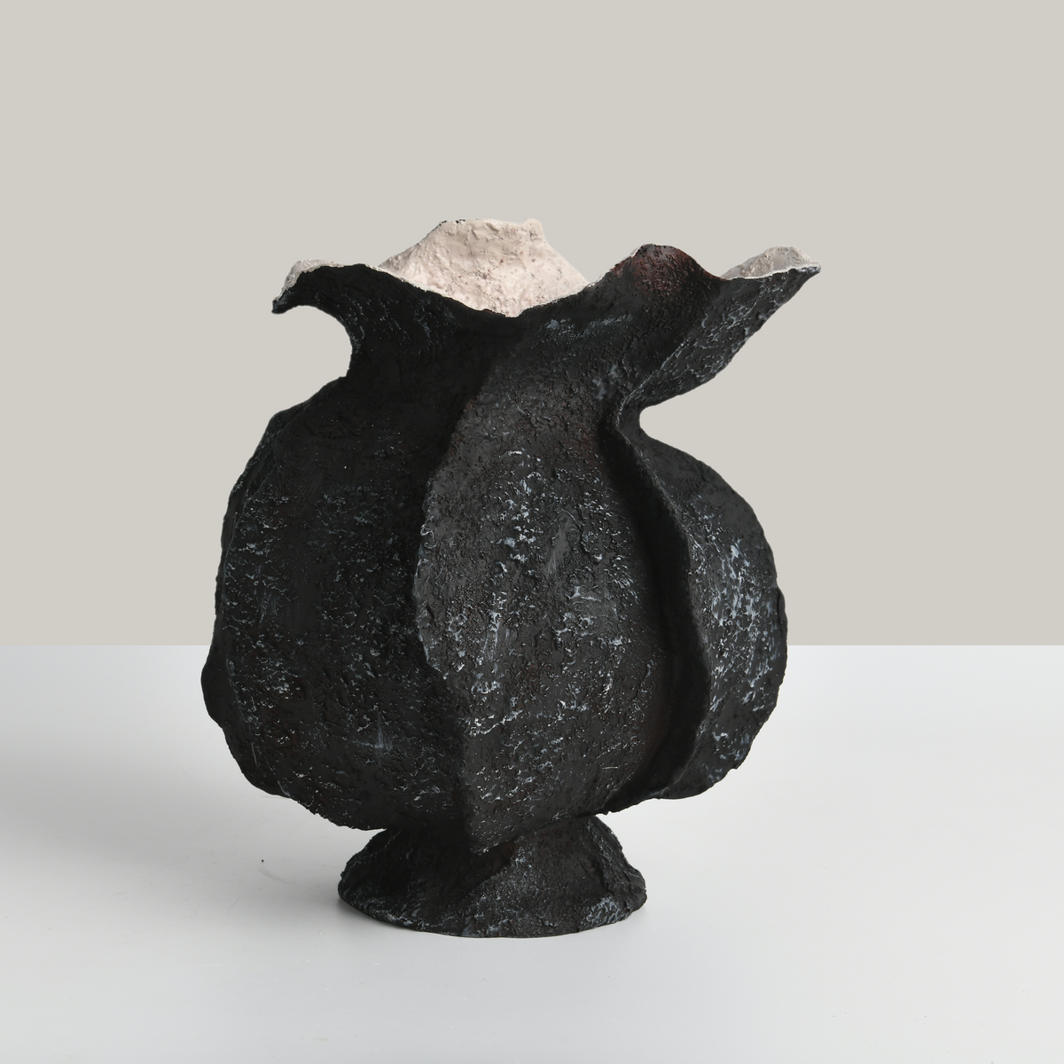 Obsidian Bloom Flower Vase (Black)