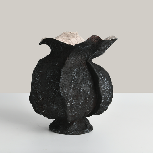 Obsidian Bloom Flower Vase (Black)