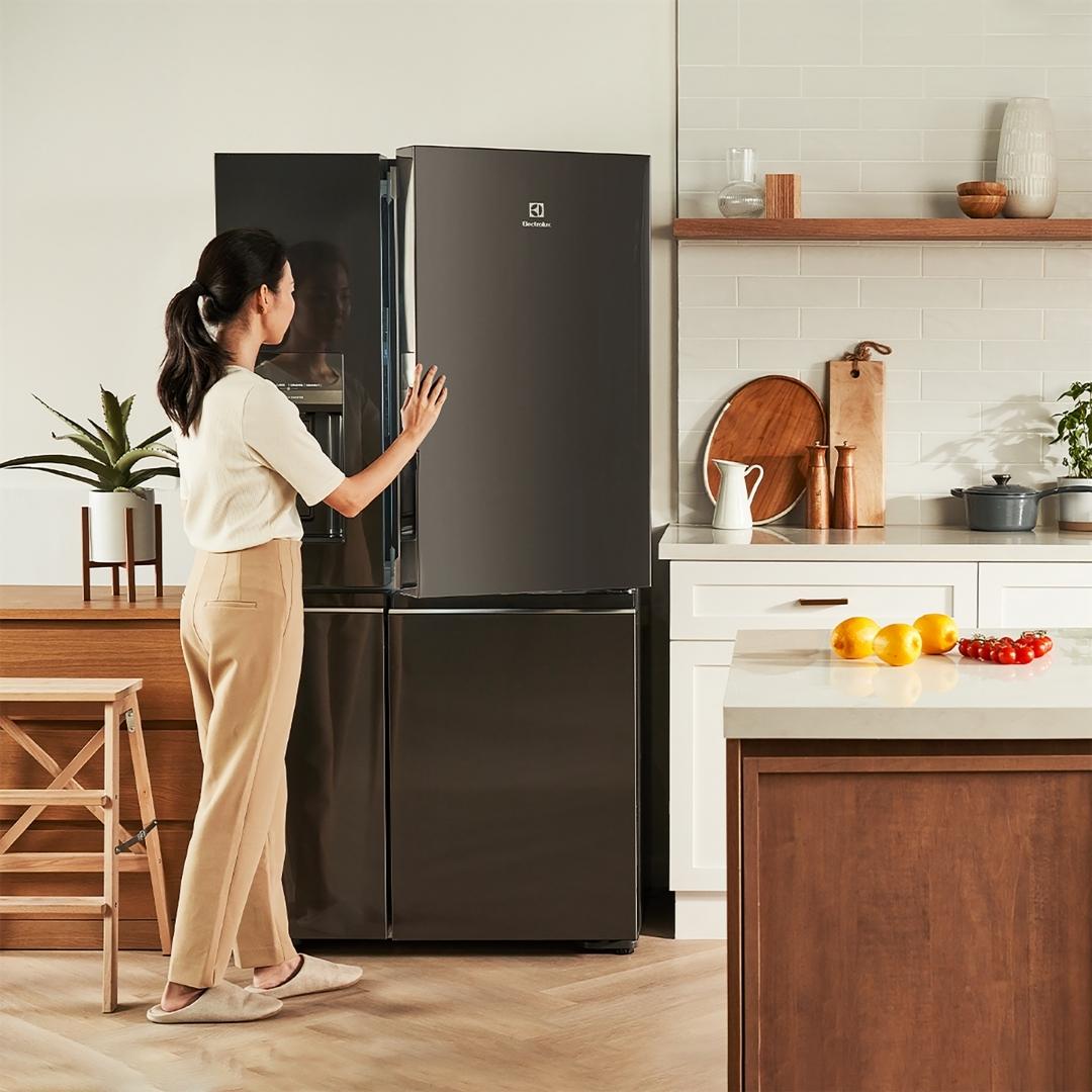 Electrolux Free Standing French Door Refrigerator 680 Ltrs UltimateTaste 900 EQE6879AB