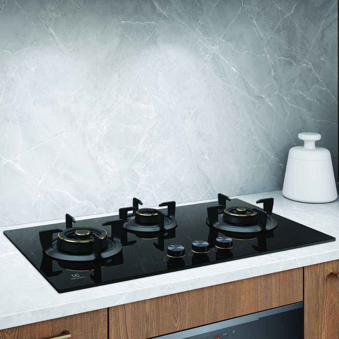 Electrolux 90 cm Wall Mounted Chimney UltimateTaste 700 Series ECS9931GB + Electrolux 78 cm 3 Burner Hob UltimateTaste 300 EHG7330BC